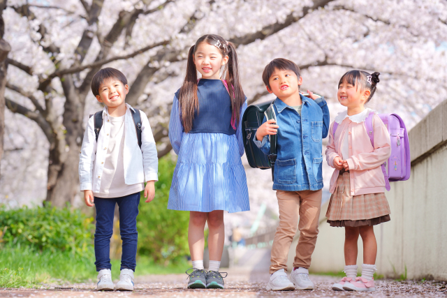 ランドセルを背負った4人の子ども